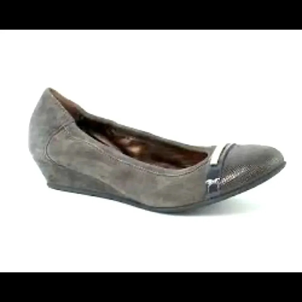 AGL Attilio Giusti Leombruni ‘Bar’ Suede Leather Wedge Pumps